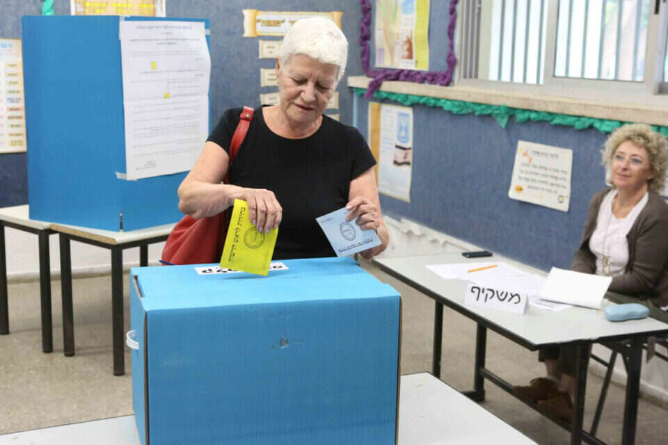מצביעים בבחירות לראשות עיריית רמת השרון (ארכיון)