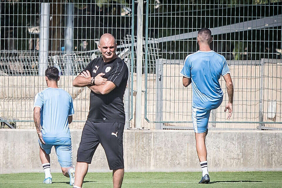 אלון חזן מאמן הנבחרת במהלך אימון , דני מרון
