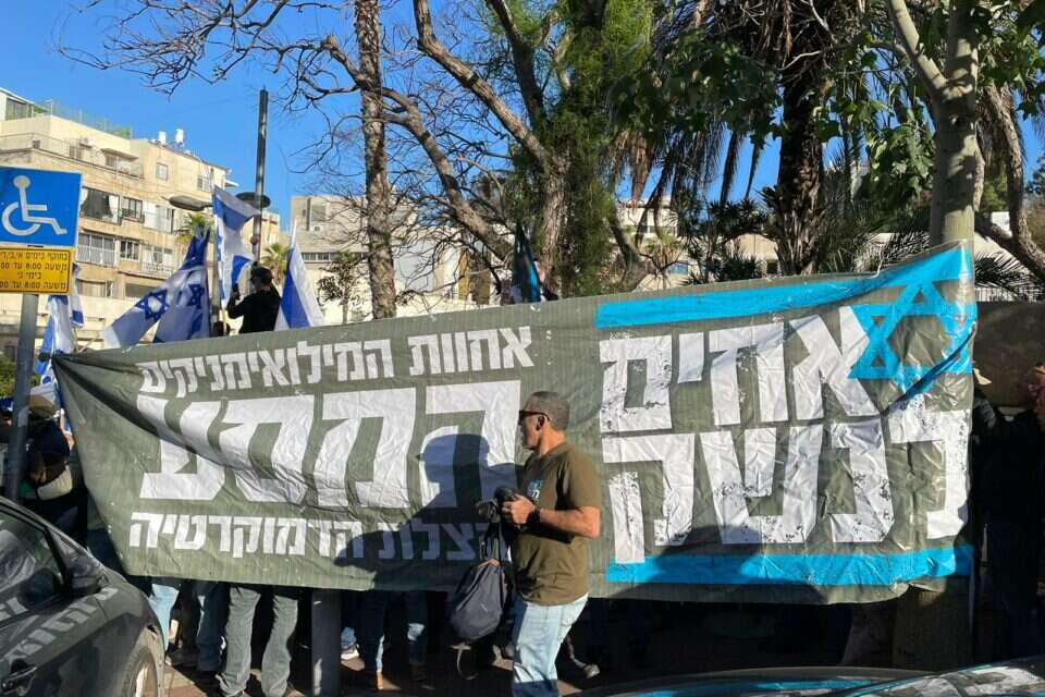 קמו הרבה ארגוני אלטרנטיבה - המכנה המשותף לכולם: דורשים תיקון. הפגנת ארגון "אחים לנשק" בבני ברק , אחים לנשק