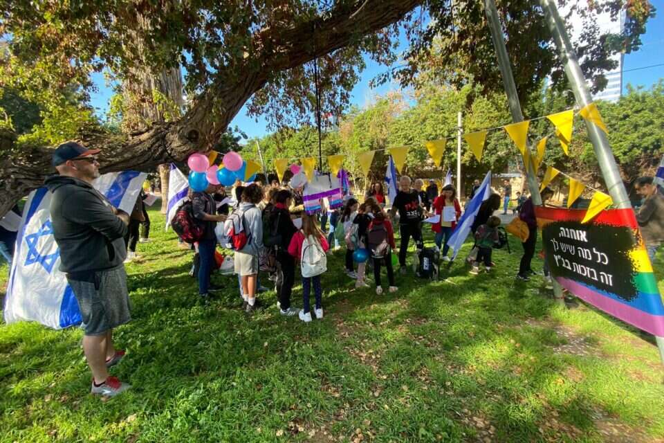 מפגינים מתחת לביתו של יו"ר הכנסת אמיר אוחנה , ללא קרדיט