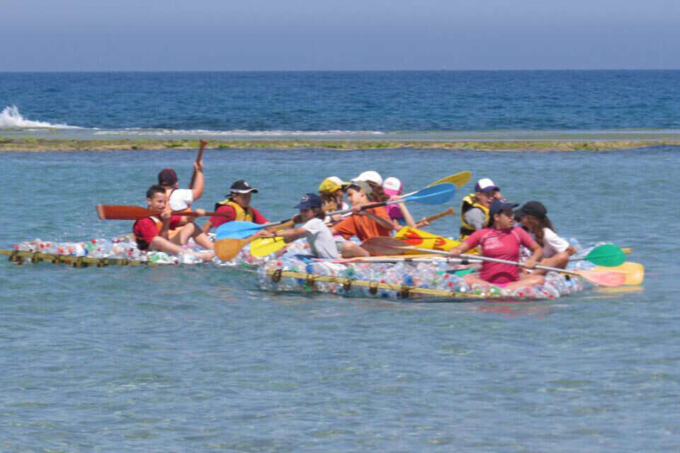 רפסודיה לאיכות הסביבה. תחרות הרפסודות שהורכבו מבקבוקים למיחזור, שהתקיימה לרגל יום כדור הארץ המתקרב // רפסודיה לאיכות הסביבה. תחרות הרפסודות שהורכבו מבקבוקים למיחזור, שהתקיימה לרגל יום כדור הארץ המתקרב ,