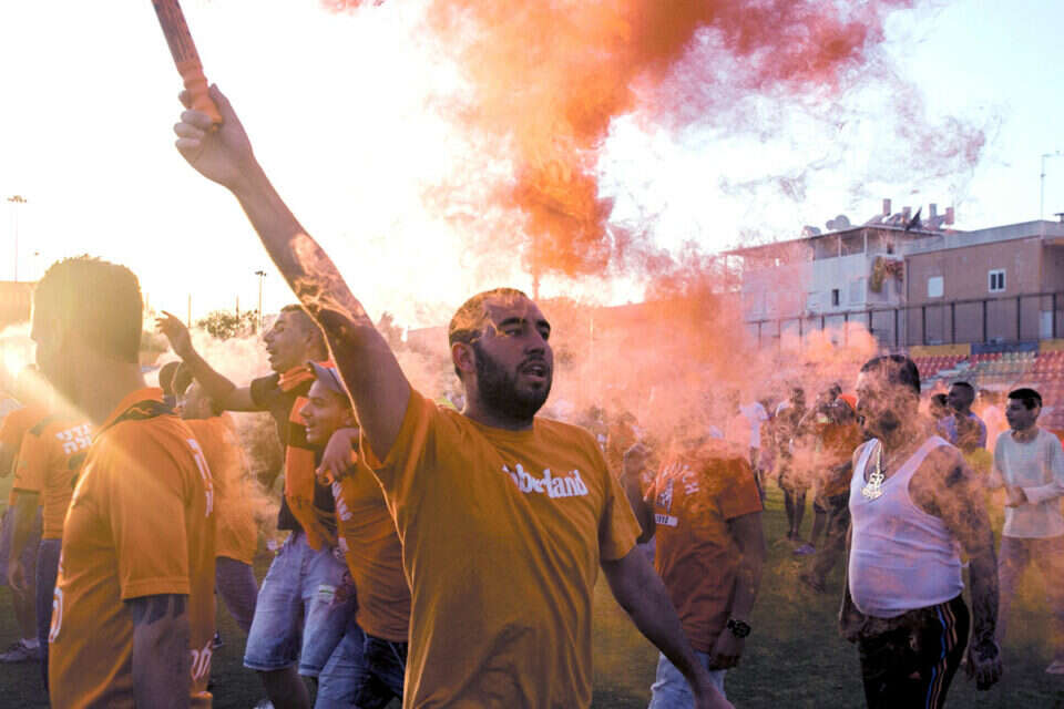 אוהדי בני יהודה // אוהדי בני יהודה מדליקים אבוקות באימון הקבוצה ,