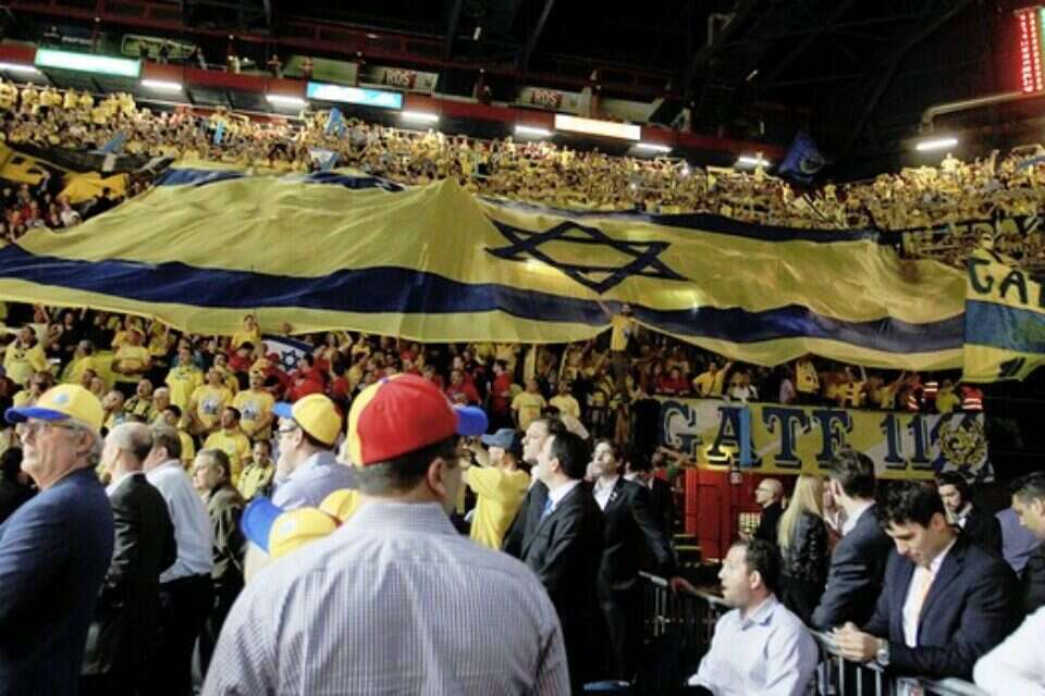 צילום: אלן שיבר // קרנבל ביציעים. כ־8,000 יהיו בגמר ,