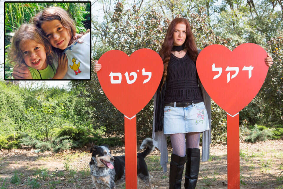אורנית רוזנפלד // צילום: יהושע יוסף // אורנית בגן הזיכרון שהוקם לזכר הרוגי התאונה. בתמונה הקטנה: דקל ולטם ז"ל ,