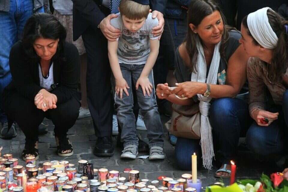 צילום: אי.פי // מדליקים נרות לזכר הנרצחים בבריסל ,