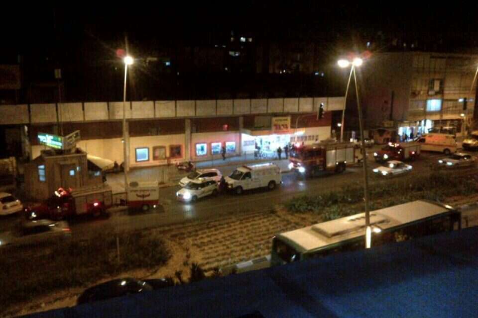 עובדים על חילוץ גופתו של טכנאי המעליות // עובדים על חילוץ גופתו של טכנאי המעליות , 