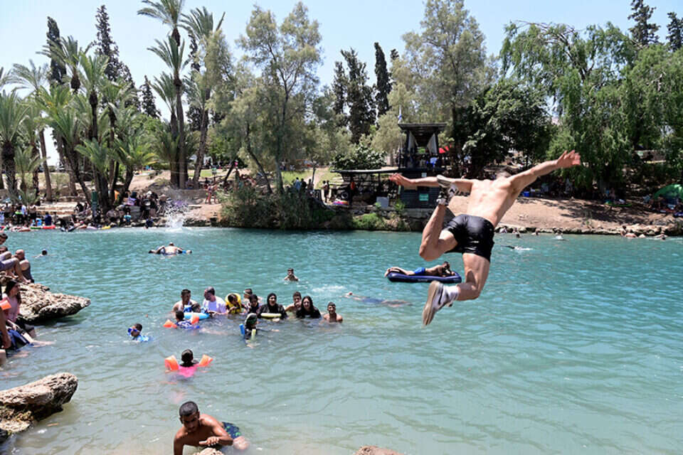 "בלי לפגוע בכלל האוכלוסייה". גן השלושה , יוסי זליגר