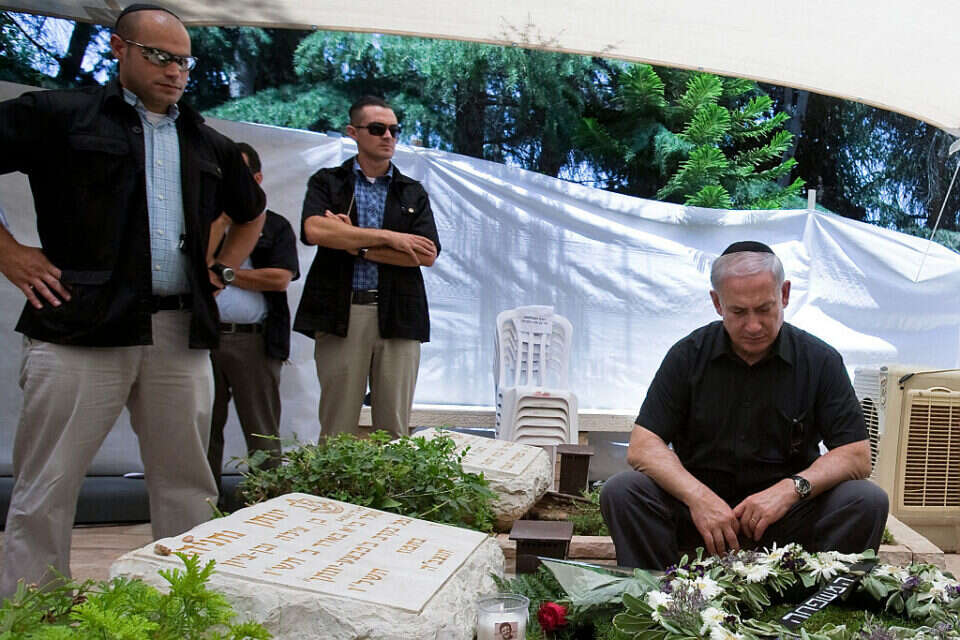 רה"מ נתניהו בקברו של אחיו יוני ז"ל (ארכיון) , אוליבייה פיטוסי