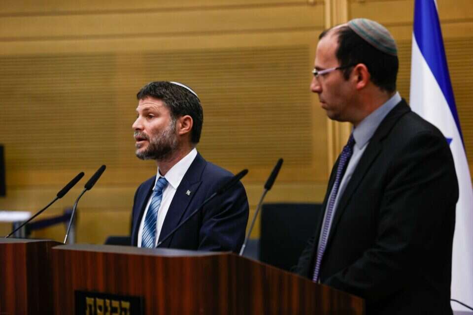 "החלטנו להאט". שר האוצר ויו"ר ועדת חוקה במסיבת העיתונאים , אורן בן חקון