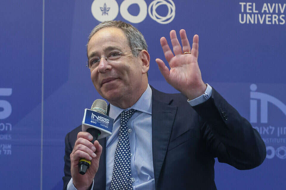 רק השליח. השגריר טום ניידס