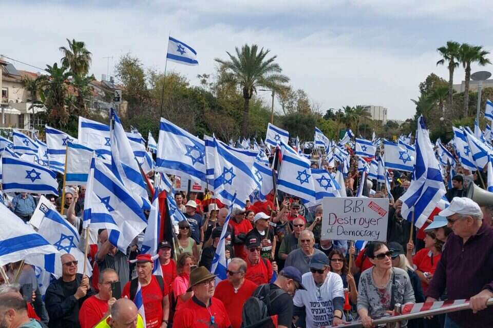 אלפי מפגינים בתל אביב , ללא