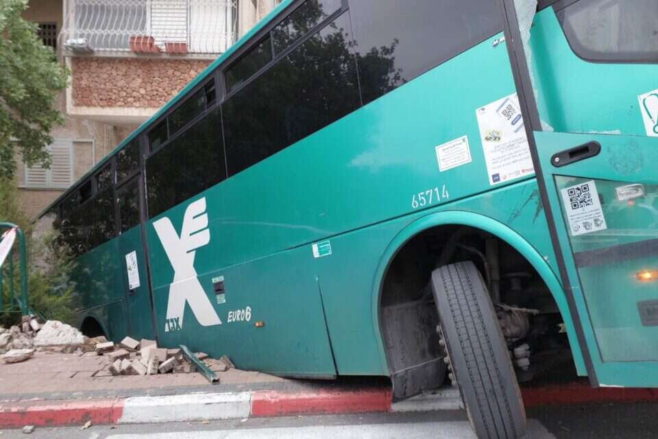 האוטובוס ברכסים. הדרדר לאחור עד שנכנס לתוך בניין מגורים , כבאות והצלה מחוז חוף