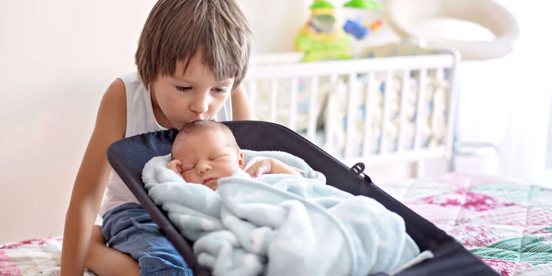 קחו נשימה עמוקה: כך תעזרו לילדיכם לקבל את התינוק החדש במשפחה