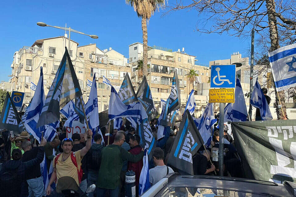 מחאת אנשי המילואים , מחאת המילואימניקים אחים לנשק