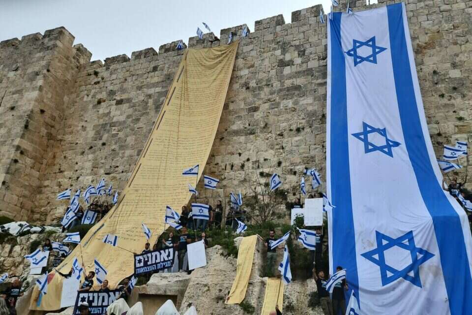 דגל ישראל ומגילת העצמאות על הכותל , ללא