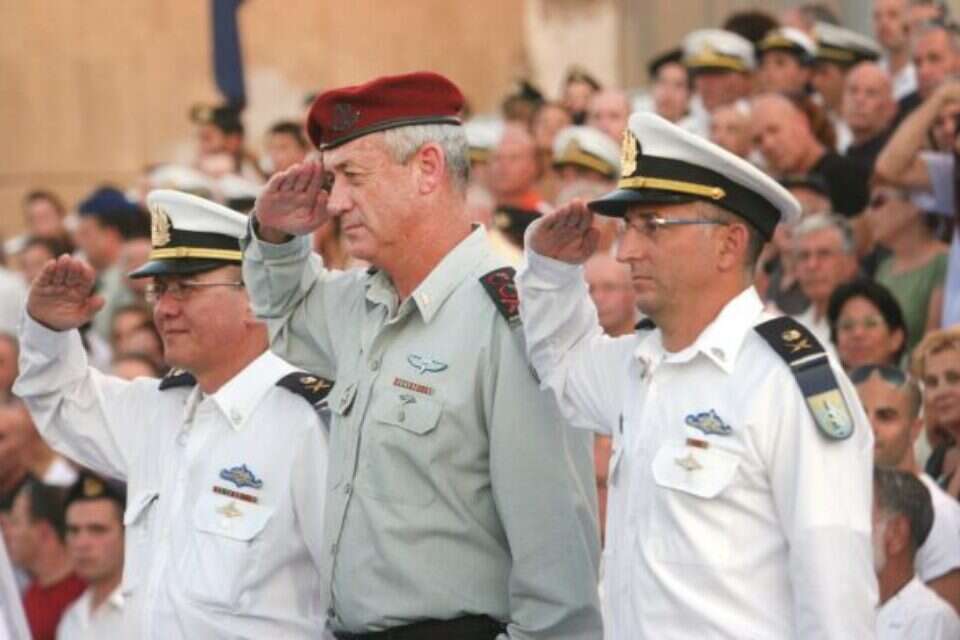 גנץ ומרום במהלך שירותם המשותף , הרצי שפירא