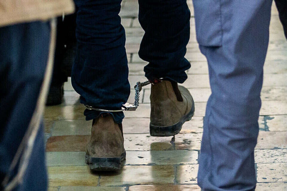 שלף נשק וירה: קצין זינק על חמוש בן 25 מחדרה - ומנע אסון