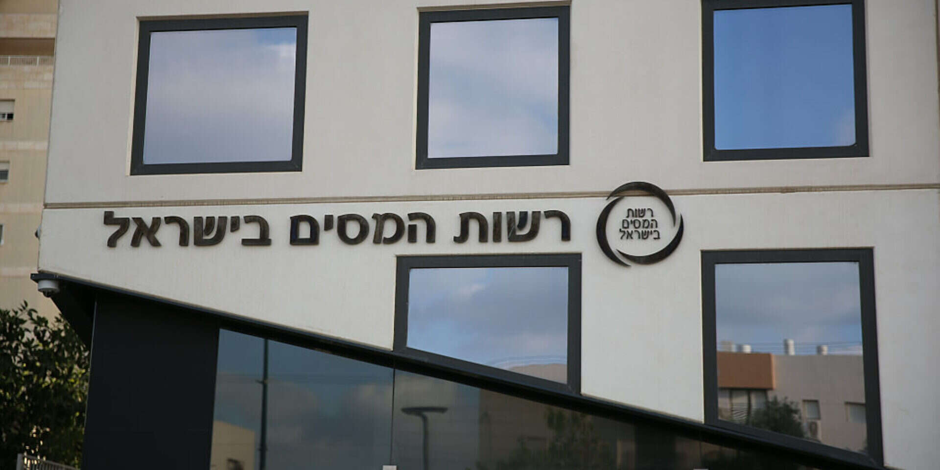 בניין רשות המיסים בתל אביב , יהושע יוסף