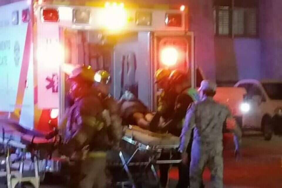 פינוי פצועים מהשריפה במתקן שהייה למהגרים בעיר חוארז במקסיקו ,