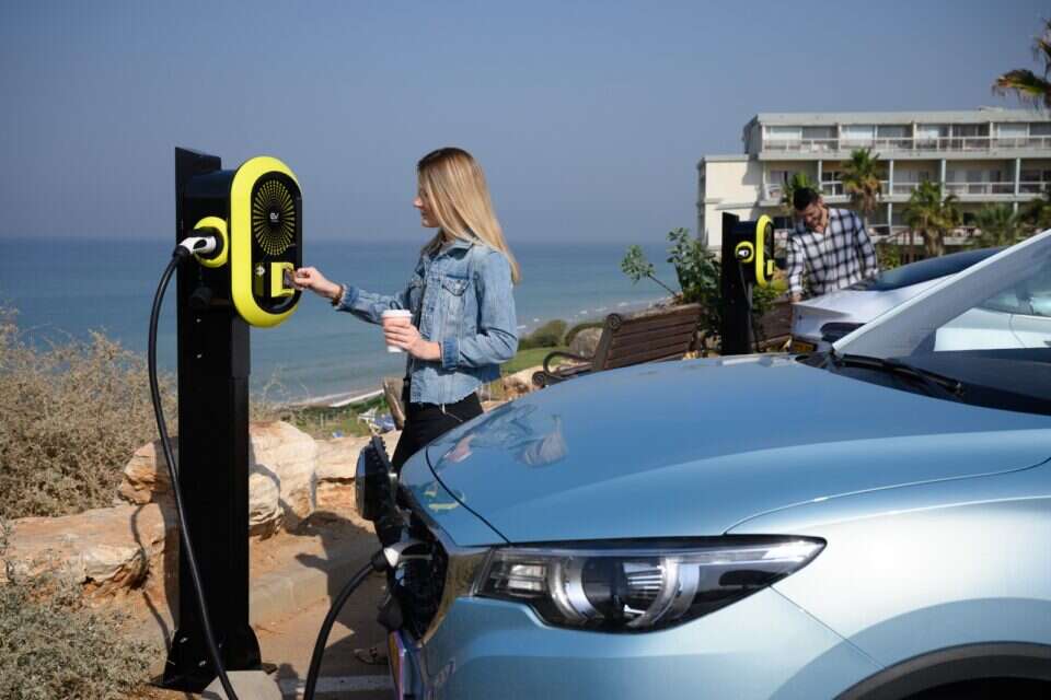 עמדת טעינה של חברת EV Meter מקבוצת נאייקס , ev meter