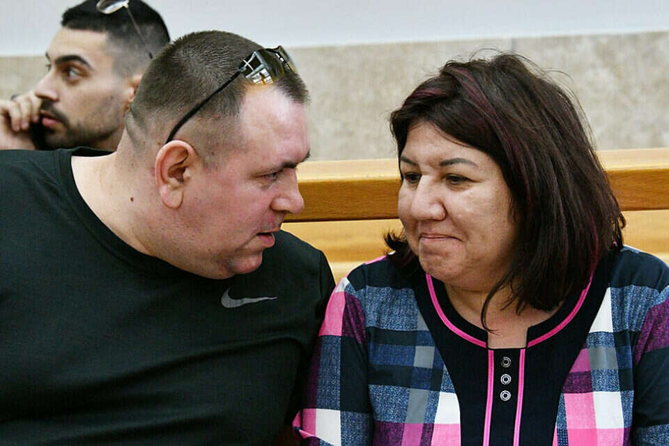 רומן זדורוב ואשתו בבית המשפט , ראובן קסטרו