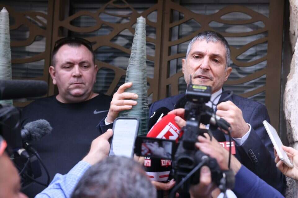 עו"ד ירום הלוי ורומן זדורוב בצאתם מבית המשפט ,