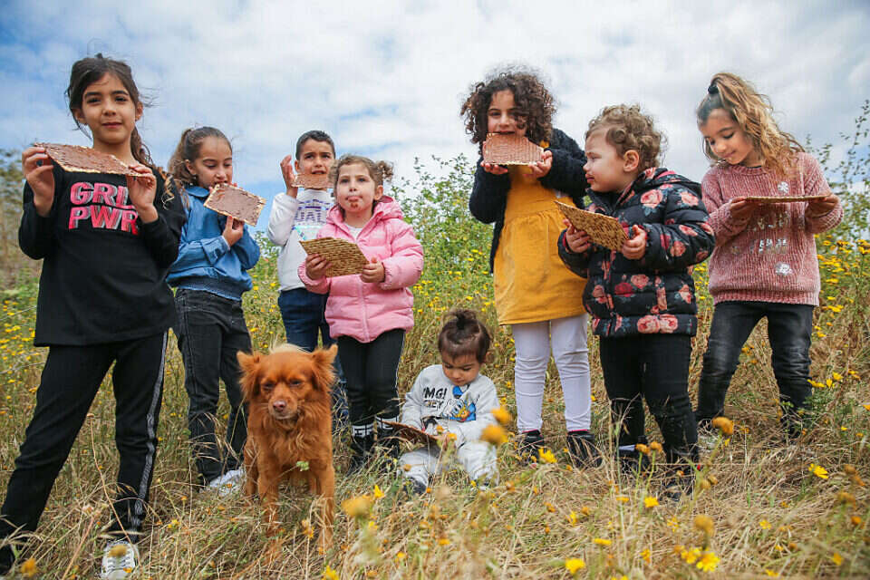 ילדים מטיילים בפסח (ארכיון. למצולמים אין קשר לנאמר) , יהושע יוסף