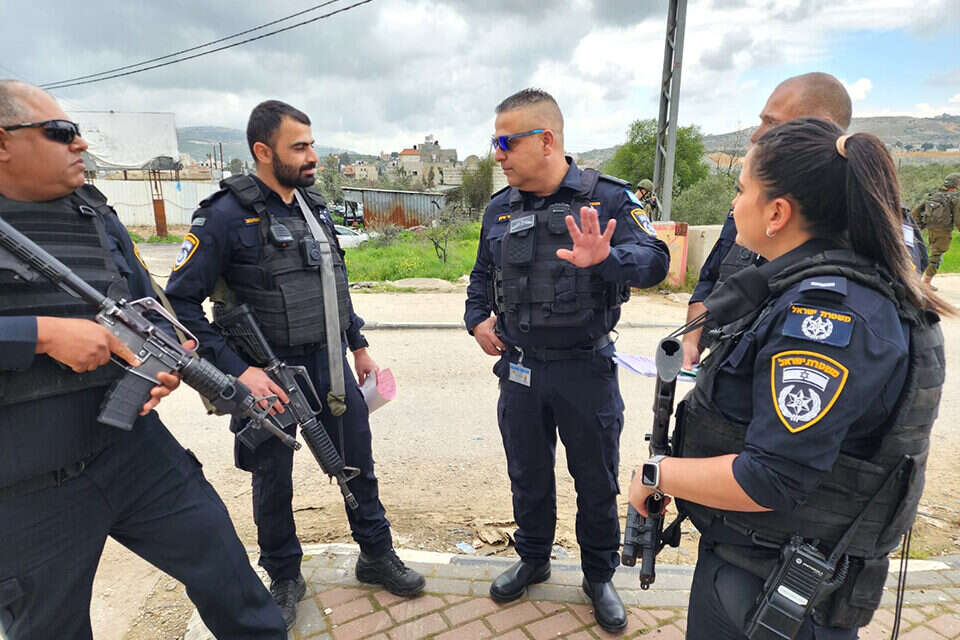 מארבים ומרדפים. צוות מרחב שומרון בשעת תדרוך , דוברות-משטרה
