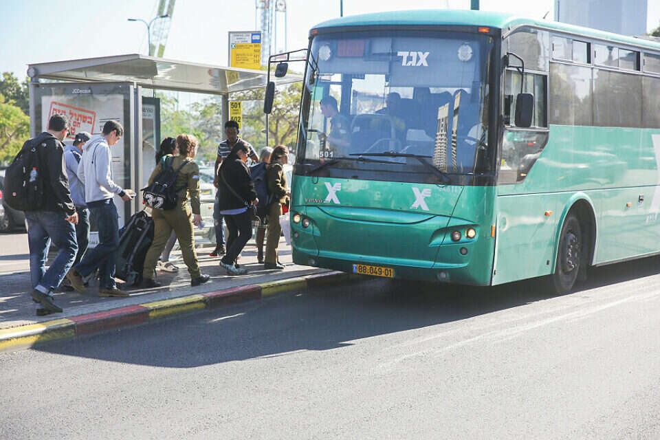 נוסעים עולים לאוטובוס בתל אביב , יהושע יוסף