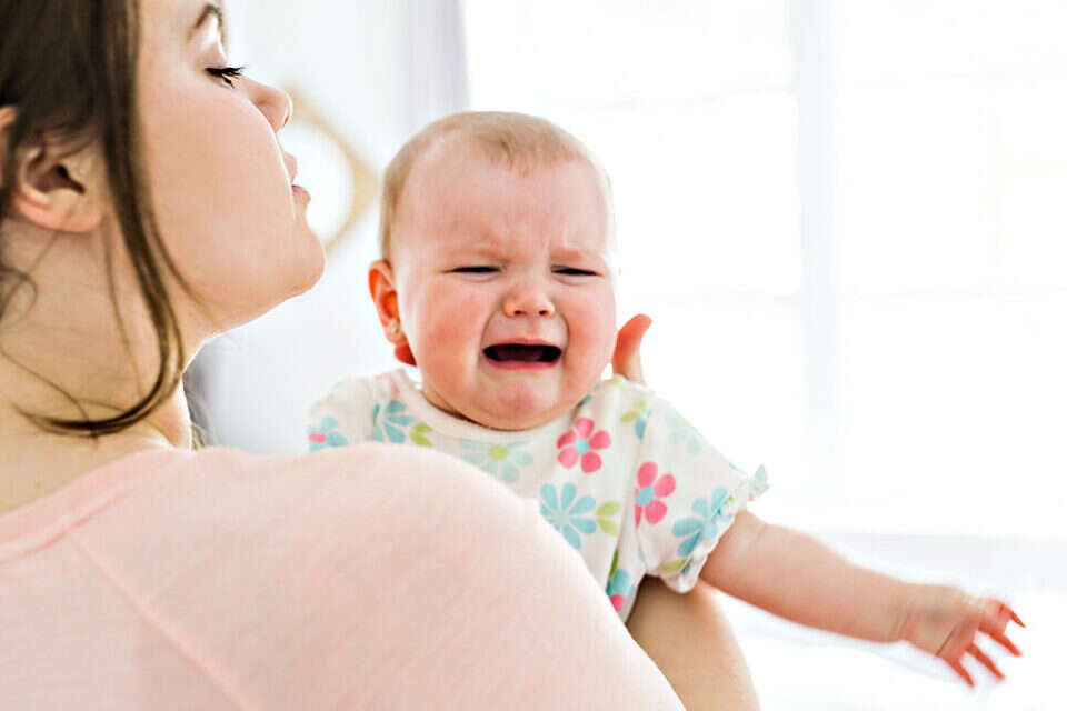 אמא מרגיעה תינוקת , GettyImage