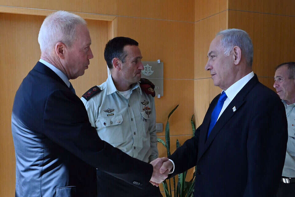 לחיצת היד של ביבי וגלנט , אביב חרמוני