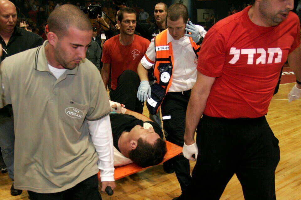 המאבטח מפונה על ידי צוותי ההצלה