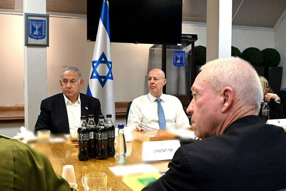 שר הביטחון גלנט ורה"מ נתניהו בהערכת מצב, 6 באפריל 2023