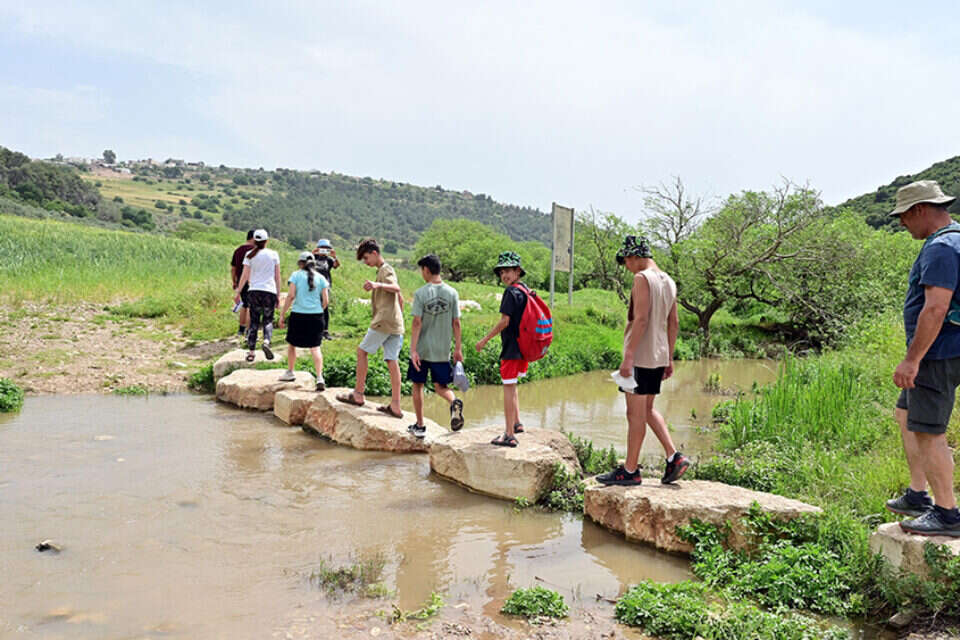 מטיילים בנחל ציפורי, ארכיון , יוסי זליגר