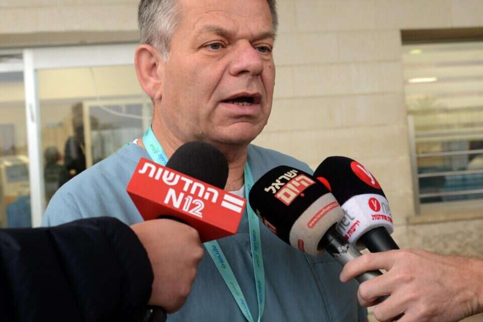 מנהל חדר המיון ד'''ר דן שוורצקוף מעדכן את מצב הפצועה , דודו גרינשפן