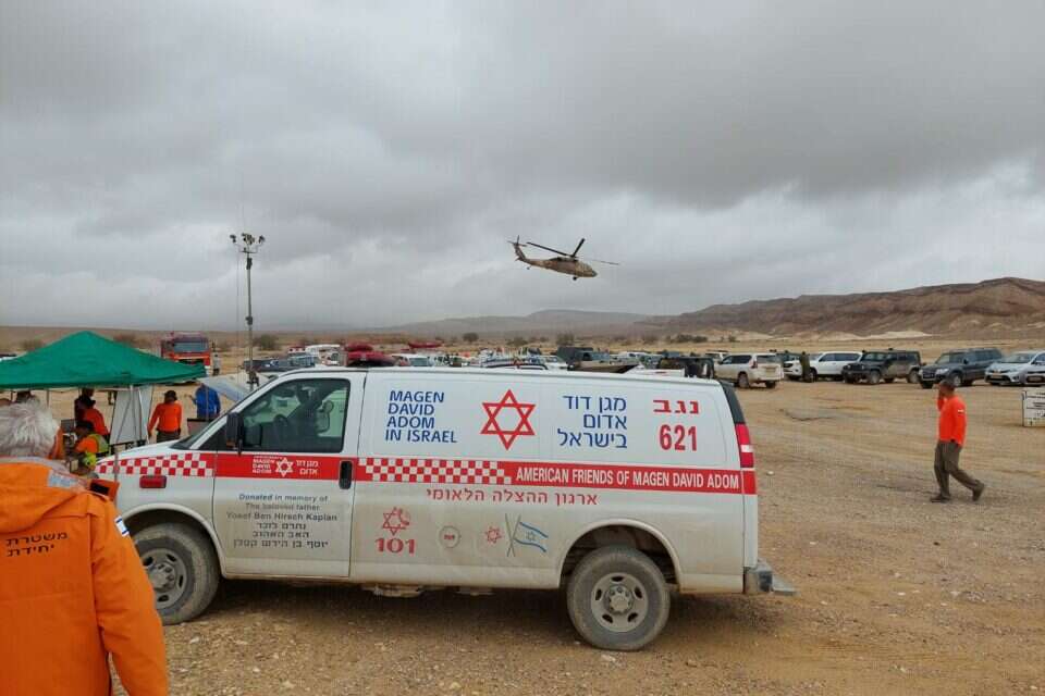 כבישי הערבה נסגרו בעקבות הבולענים. אמבולנס סמוך לנחל ציחור ,