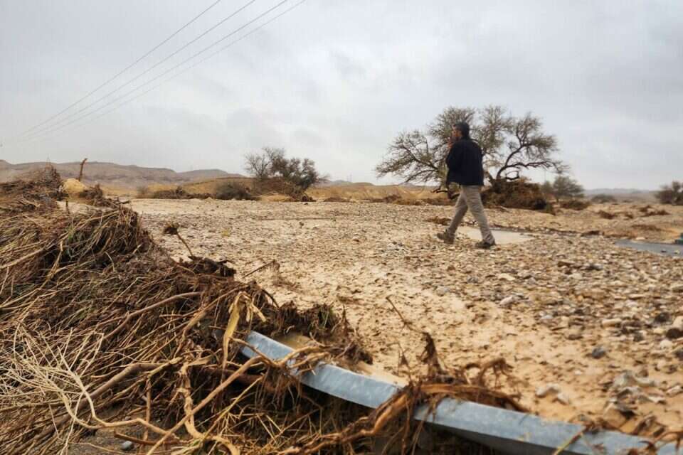 הגדר נסחפה. שיטפונות קטלניים בכבישי הערבה , שי ידאל אל פורת