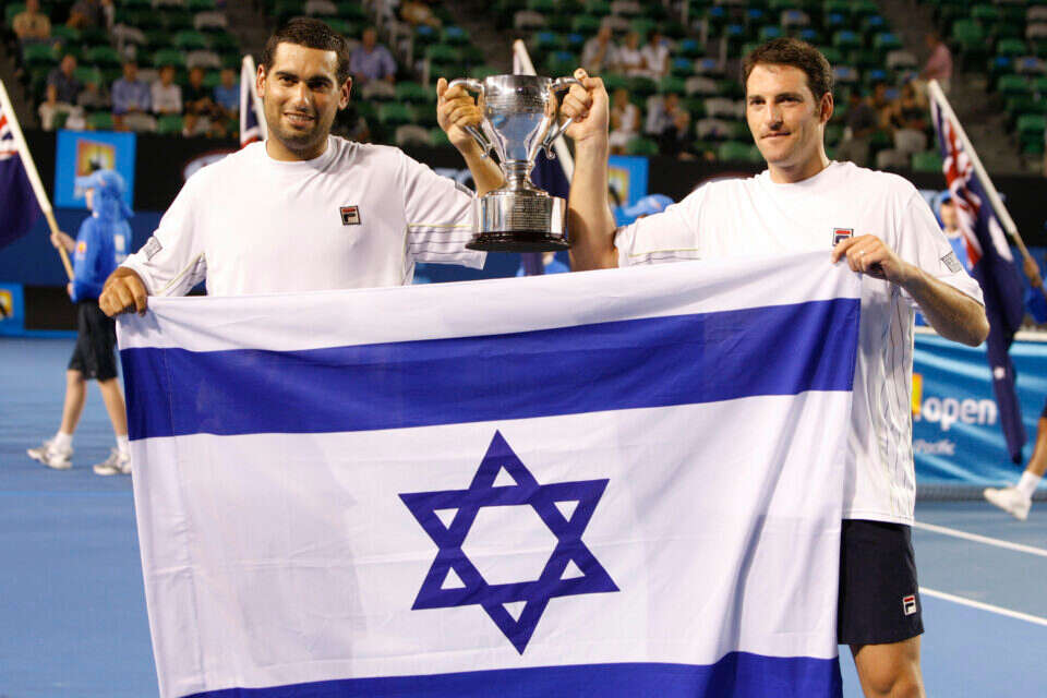 אנדי רם ויוני ארליך מניפים את הגביע