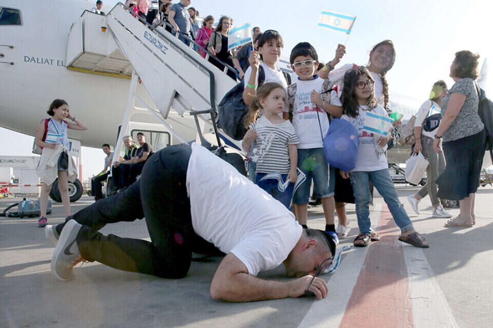 לא לסמוך על חסדי אומות אחרות שבקרבן ביקשנו מקלט. יהודים בעת העלייה ארצה , קוקו