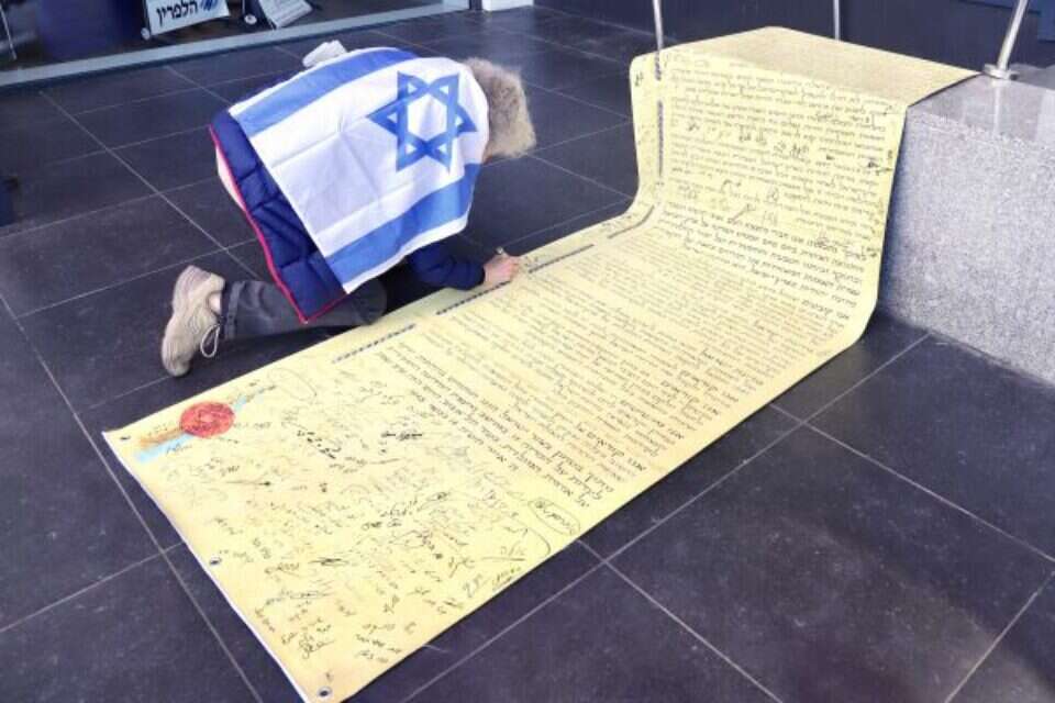 מפגין בחיפה חותם על עותק של מגילת העצמאות , הרצי שפירא