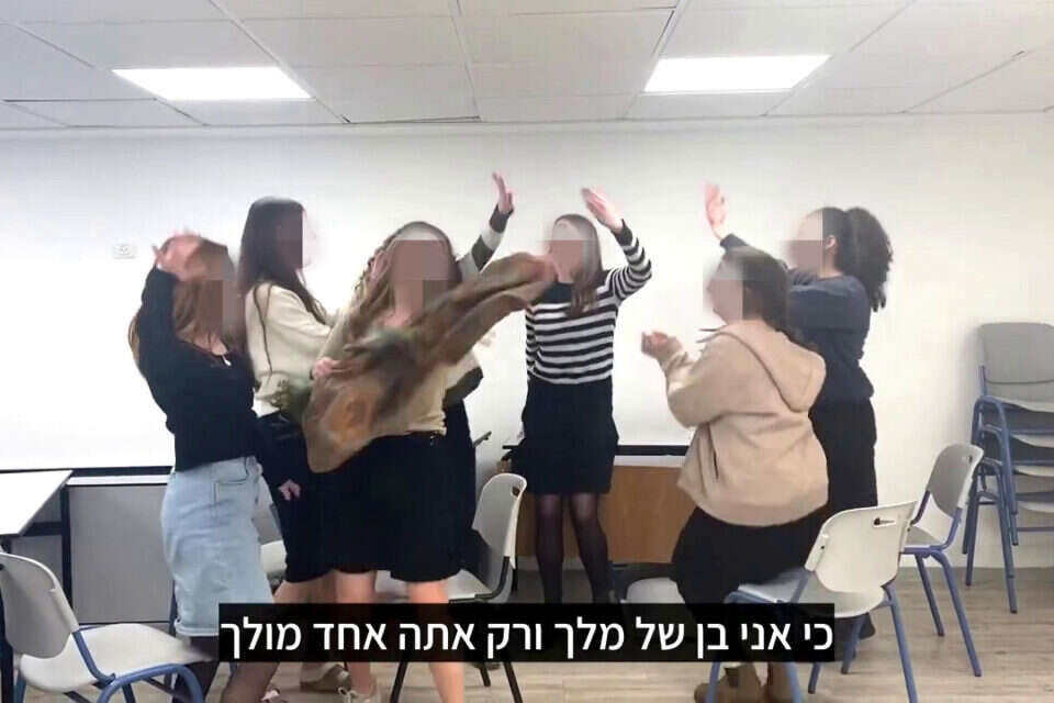 הסרטון מאולפנת חורב. איך קורה שקבוצת נערות, כנראה די נבונות, שרוכשות ידע והשכלה, לא מודעות כלל לגזענותו של הסרטון, עד שמתעוררת סביבו וסביבן סערה ציבורית? ,