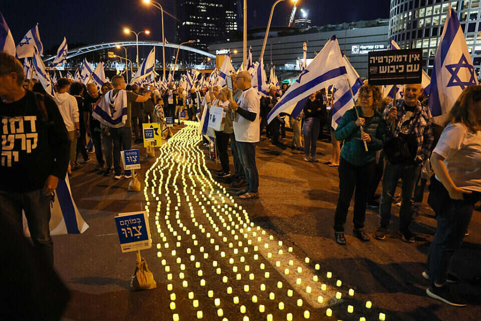 מיצג "שביל הזיכרון" במחאה נגד הרפורמה המשפטית בת"א , AFP