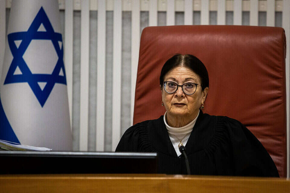 הנשיאה אסתר חיות , אורן בן חקון