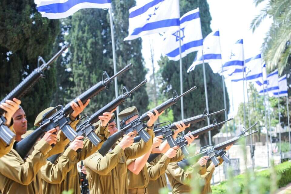 חיילים בזמן מטח כבוד , יהושע יוסף