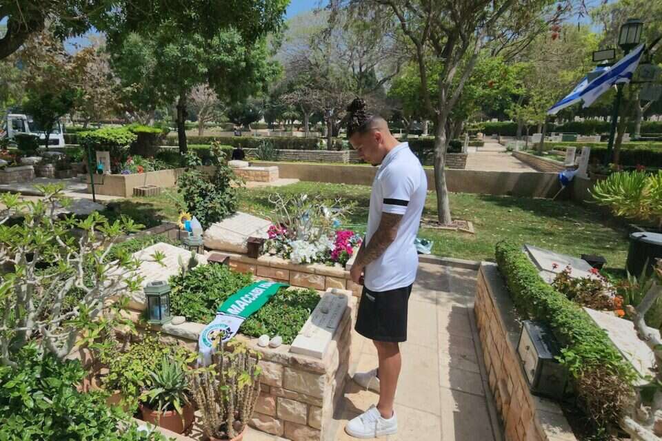 צ'ארון שרי עלה לקברו של מלינה, שנספה באסון הכרמל , מכבי חיפה, האתר הרשמי