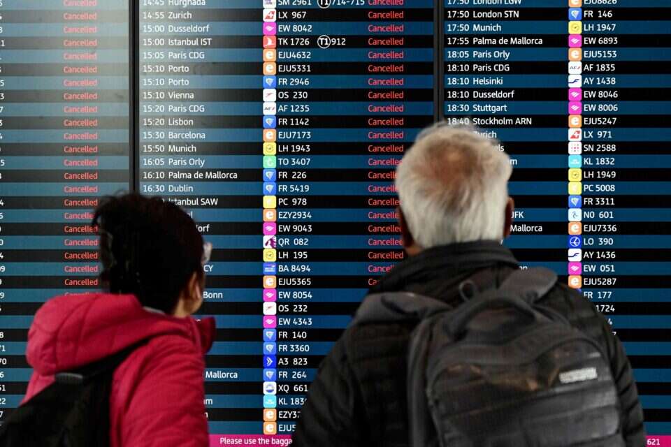 נוסעים בנמל התעופה ברלין ברנדנבורג. המנכ"ל התפרץ וסולק , איי.אף.פי