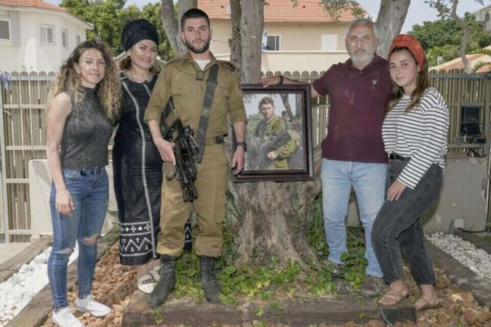 "ממשיכים את דרכו", משפחת מושיאשוילי עם תמונתו של נתנאל ז"ל , ללא