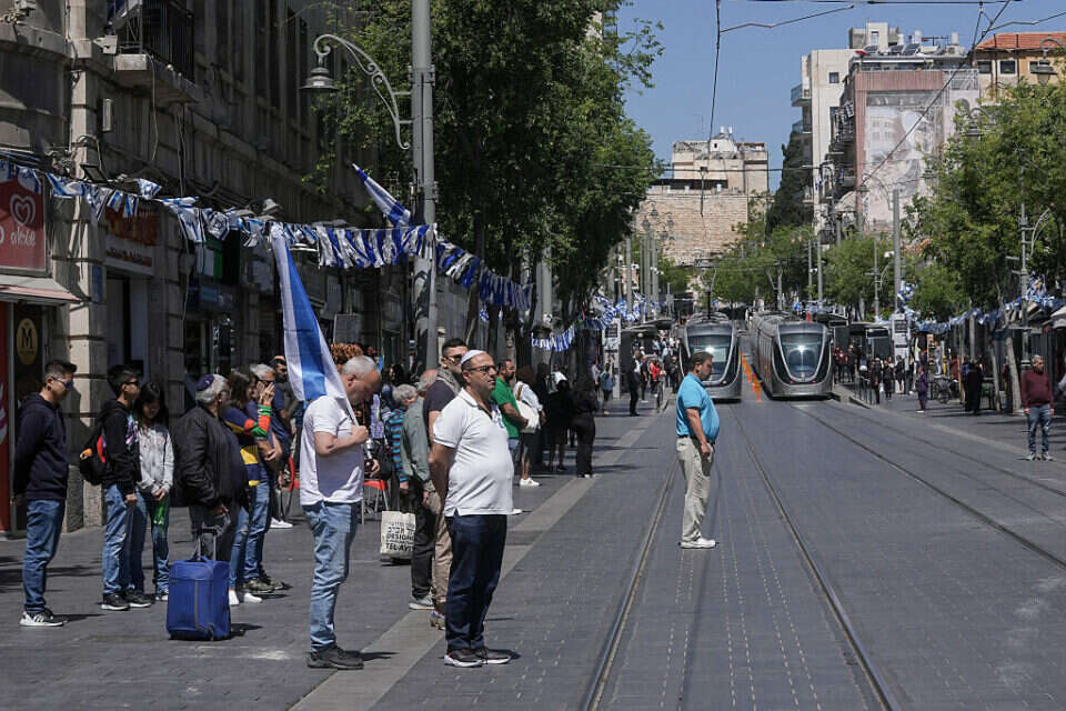 ישראלים עומדים בצפירה  , אי.פי