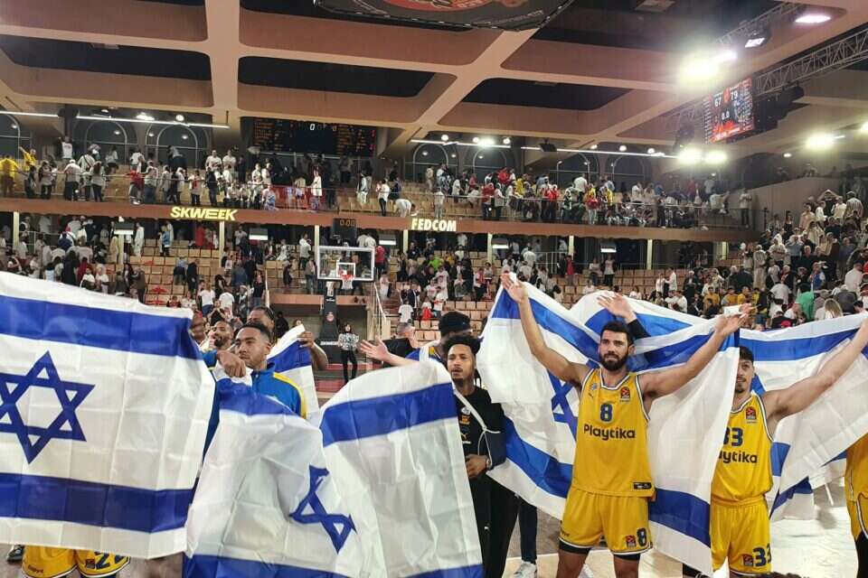 שחקני מכבי תל אביב עם דגלי ישראל לאחר הניצחון במונאקו , אינסטגרם מכבי תל אביב
