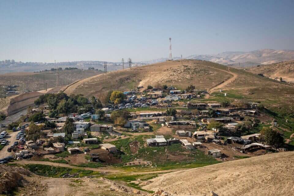 חאן אל אחמר , אורן בן חקון